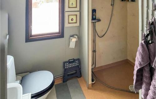 uma casa de banho com um WC e um chuveiro em Lovely Home In Arboga With Kitchen em Findla