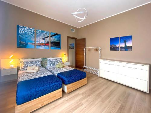 1 dormitorio con 1 cama y vestidor en una habitación en Rho Fiera Milano Apartment, en Pero