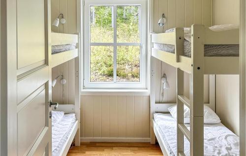 een kleine kamer met stapelbedden en een raam bij Awesome Apartment In Slen With Wifi in Stöten