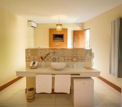 a kitchen with a counter with a bowl on it at Pousada Canto do Sol in Barra Grande