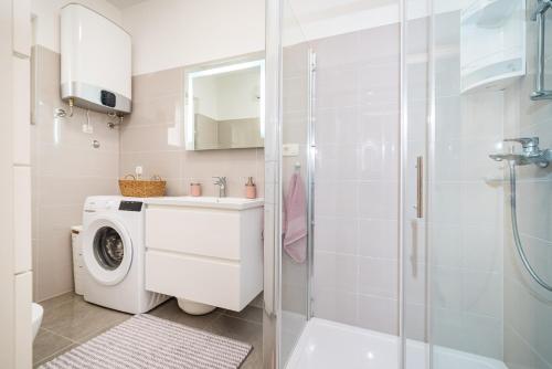 y baño con lavadora y lavadora. en Apartment Višnja, en Zadar