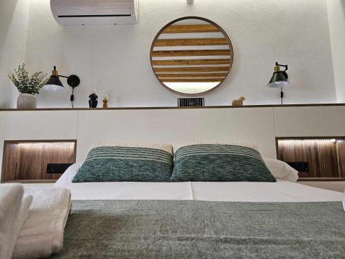 1 dormitorio con 1 cama grande y espejo en la pared en El Rincón de Mariela by Travel Home, en Segura de la Sierra
