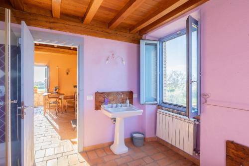 La salle de bains est pourvue d'un lavabo et d'une fenêtre. dans l'établissement Casale del Rosmarino - Suite Albicocca, à Montefiascone