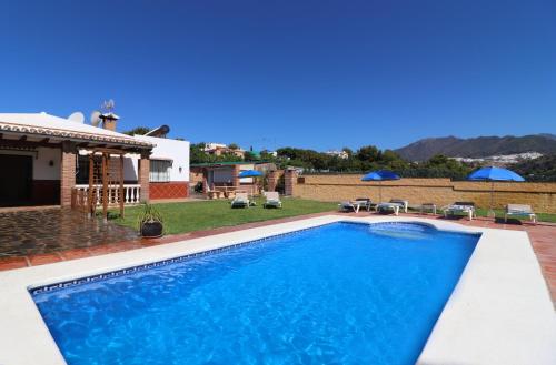 uma piscina no quintal de uma casa em Villa los Tablazos SpainSunRentals 1009 em Frigiliana