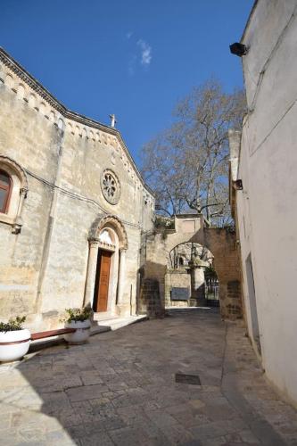 an old building with a clock on the side of it at Una Biancasa in Carovigno