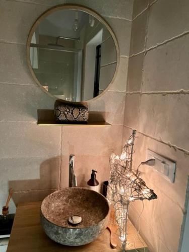 a bathroom with a sink and a mirror at Una Biancasa in Carovigno