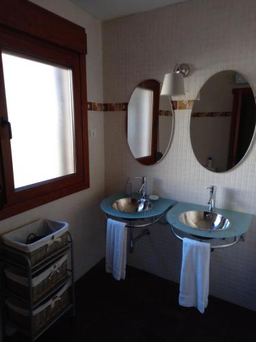 - Baño con 2 lavabos y 2 espejos en Casa Jacaranda, en Arenas de San Pedro