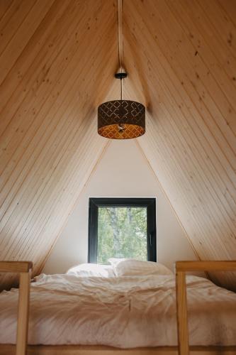 Aucugals的住宿－MiLight，一间帐篷内带床和窗户的房间