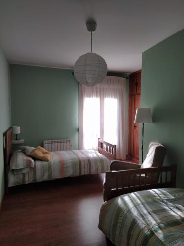 1 dormitorio con 2 camas y ventana grande en Casa Jacaranda, en Arenas de San Pedro