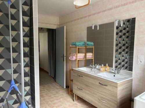 La salle de bains est pourvue d'un lavabo et d'un miroir. dans l'établissement Gîte 5-6 personnes « Chez Marlène »proche de Nigloland, à Meurville