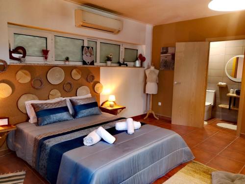 a bedroom with a large bed with a large wooden headboard at Casinha Siberiana, Casa de Hospedes in Vila da Ponte