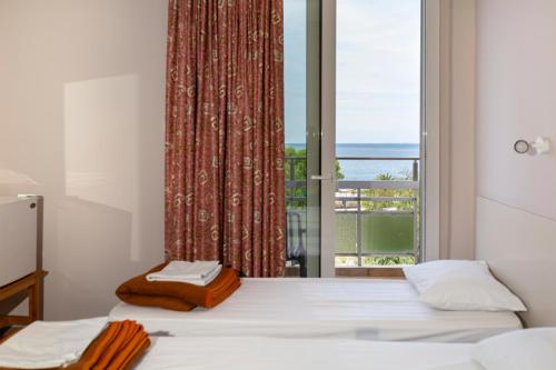 Postel nebo postele na pokoji v ubytování Delfini Hotel