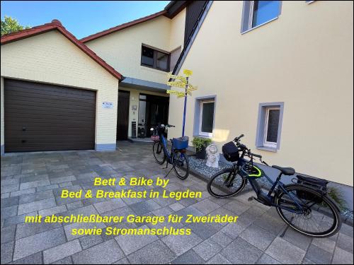 萊格登的住宿－Bed & Breakfast in Legden，两辆自行车停在房子前面