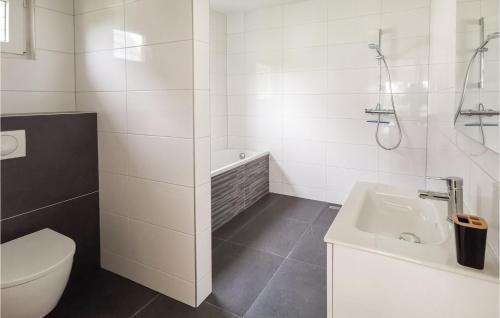 Kavel 17 في دن أوفر: حمام ابيض مع مرحاض ومغسلة
