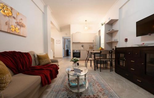Posezení v ubytování Athenian Dream Apartment-A Spacious Comfortable and Luxurious Apartment in a real Athenian neighborhood
