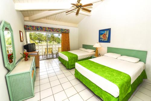 Jolly Beach Antigua - All Inclusive tesisinde bir odada yatak veya yataklar