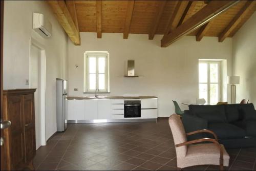 sala de estar con sofá y cocina en Casa Margarina - Self catering apartment en Saluzzo