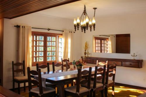 une salle à manger avec une table et des chaises dans l'établissement Casa Suiça de Campos, à Campos do Jordão
