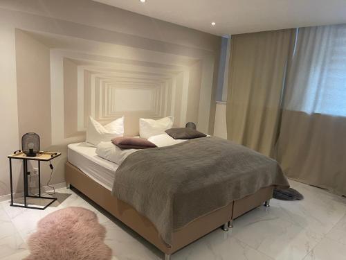 - une chambre avec un lit, une fenêtre et un tapis dans l'établissement Moderne, ruhige Ferienwohnung in der Stadtmitte, à Hadamar