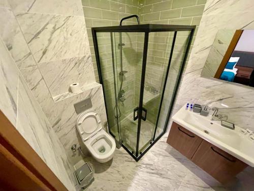 a bathroom with a shower and a toilet and a sink at Uzungöl Bungalow in Uzungol