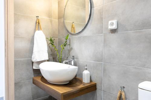 a bathroom with a sink and a mirror at Casa il Megliore in Argostoli