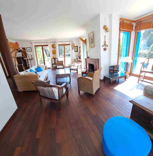 Il comprend un grand salon doté de parquet et d'un mobilier en bois. dans l'établissement Maison de vacances moderne à proximité des plages, à Saint-Malo