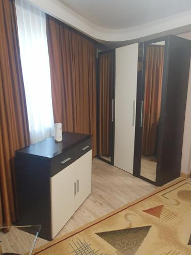 a room with a dresser and a mirror at Casa Marco in Galaţi