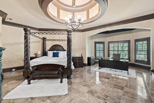 - une chambre décorée avec un lit et un lustre dans l'établissement Paytons Place, à Atlanta