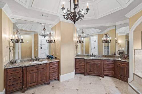 une grande salle de bains avec deux lavabos et un lustre dans l'établissement Paytons Place, à Atlanta