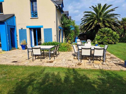 - un ensemble de tables et de chaises sur une terrasse dans l'établissement Maison de vacances moderne à proximité des plages, à Saint-Malo