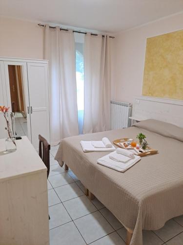 a bedroom with a bed with two towels on it at Hotel Lo Smeraldo in Roccavivara