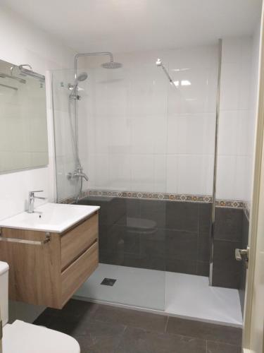 トレ・デル・マールにあるApartamento Ancla 26のバスルーム(シャワー、洗面台、トイレ付)