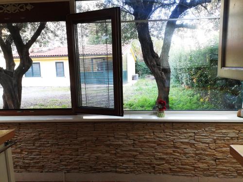 ein Fenster mit Blick auf ein Haus in der Unterkunft Casa Ludo in Lucca