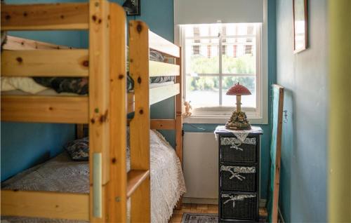 - une chambre avec 2 lits superposés et une fenêtre dans l'établissement 2 Bedroom Amazing Home In Vindeln, à Vindeln