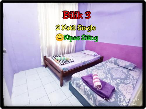 um quarto com duas camas e uma placa que diz Faith Rental Individual em Arjuwani Homestay Gua Musang em Gua Musang