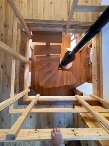une vue aérienne d'une pièce en bois avec un plafond dans l'établissement Chalet - Chambre de Francesco - 2 lits superposés, à Briançon
