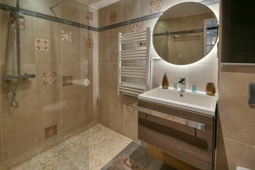 een badkamer met een wastafel en een spiegel bij The Beach Dream in Saint-Laurent-du-Var