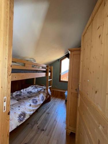 une chambre avec deux lits superposés et une fenêtre dans l'établissement Chalet - Chambre de Francesco - 2 lits superposés, à Briançon