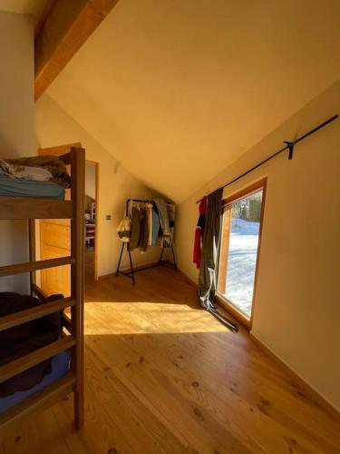 Cette chambre comprend un lit et une fenêtre. dans l'établissement Chalet - Chambre de Francesco - 2 lits superposés, à Briançon