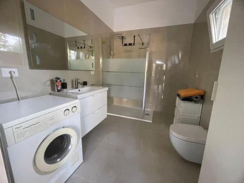 bagno con lavatrice e servizi igienici di Casa vacanza di Francesco a Mesagne
