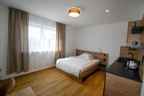 Tempat tidur dalam kamar di Smart Rooms Wels