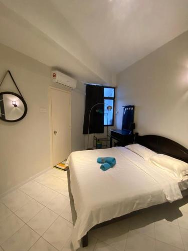 um quarto com uma cama com um objecto azul em Cozy Apartment - Sri Lagenda Resort Langkawi em Kuah