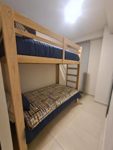 Tempat tidur susun dalam kamar di Departamento con vista increíble en piso 16