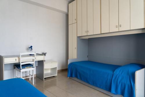 a small bedroom with a bed and a desk at Mirador Savoca in Savoca 