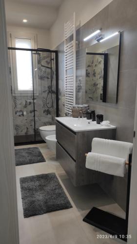 普利亞區格拉維納的住宿－Grazia Guest House，浴室配有盥洗盆、卫生间和浴缸。