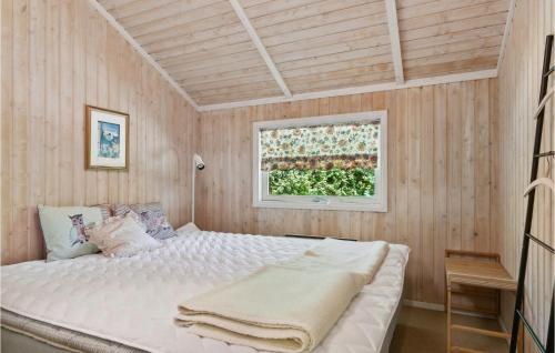 Tempat tidur dalam kamar di Amazing Home In Hornbk With Kitchen