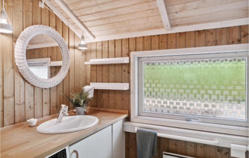Et badeværelse på Amazing Home In Hornbk With Kitchen