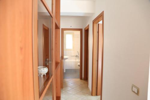 カヴァ・ダリーガにあるCasa Bonsaiの廊下(トイレ、洗面台付)
