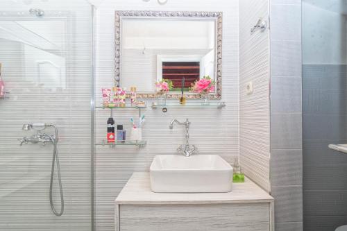 La salle de bains est pourvue d'un lavabo et d'une douche avec un miroir. dans l'établissement STONE HOUSE ANA, à Škrip
