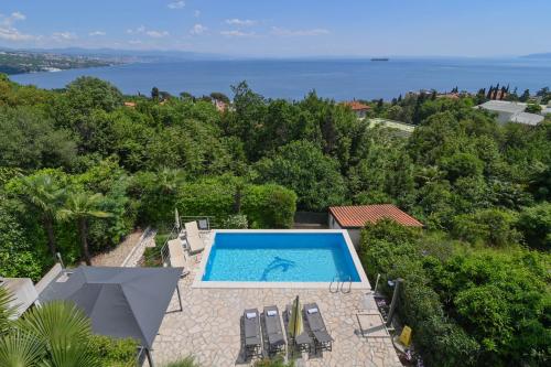 Výhled na bazén z ubytování Apartments Grozić Opatija nebo okolí